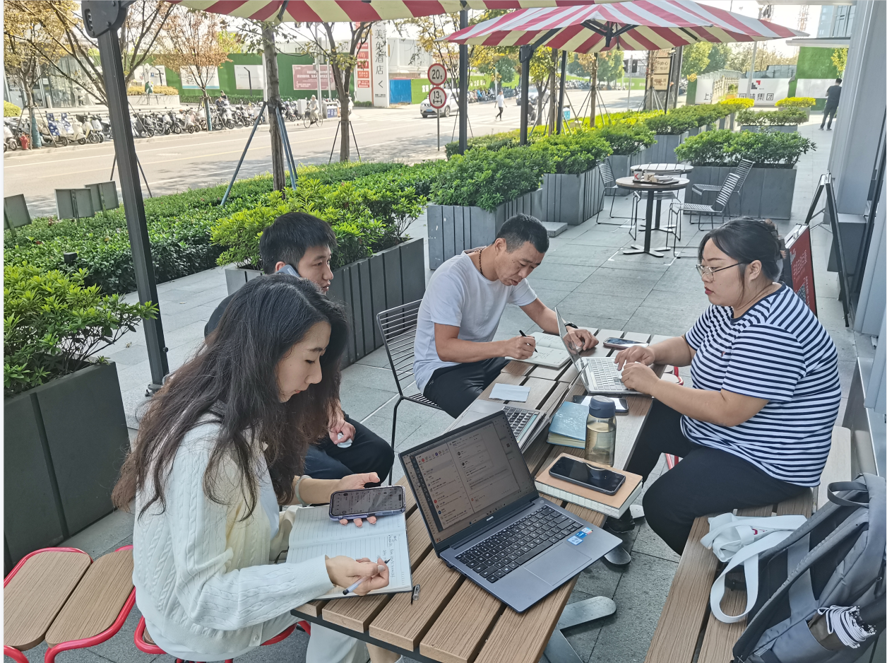 心时代父母出差上海的伙伴们，在街头进行会议，虽相隔千里，但心在一起！