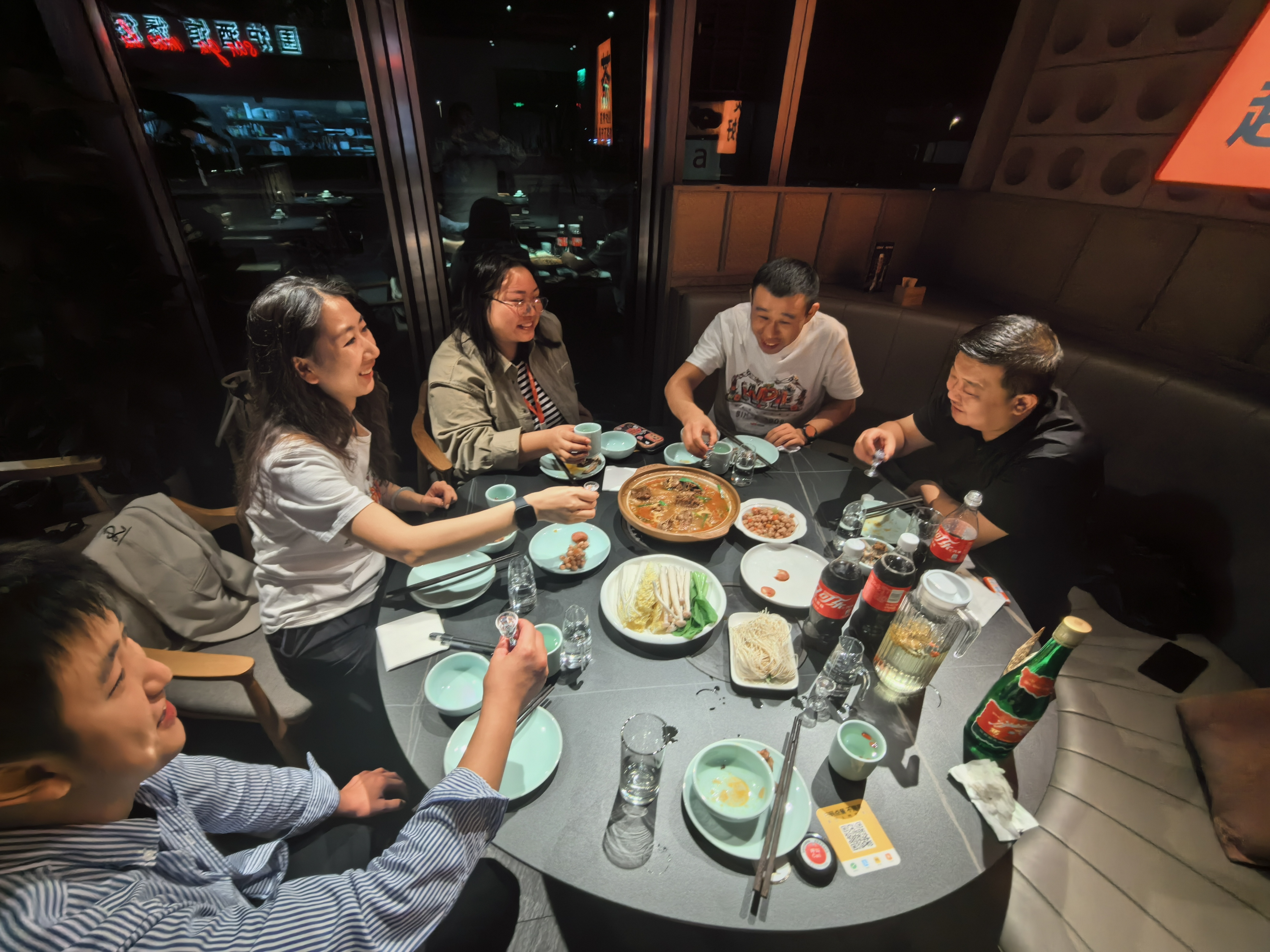 纪琼院长在上海和树祥、宋大哥、文博、紫娟、艺杰围炉夜话，商讨公司战略发展