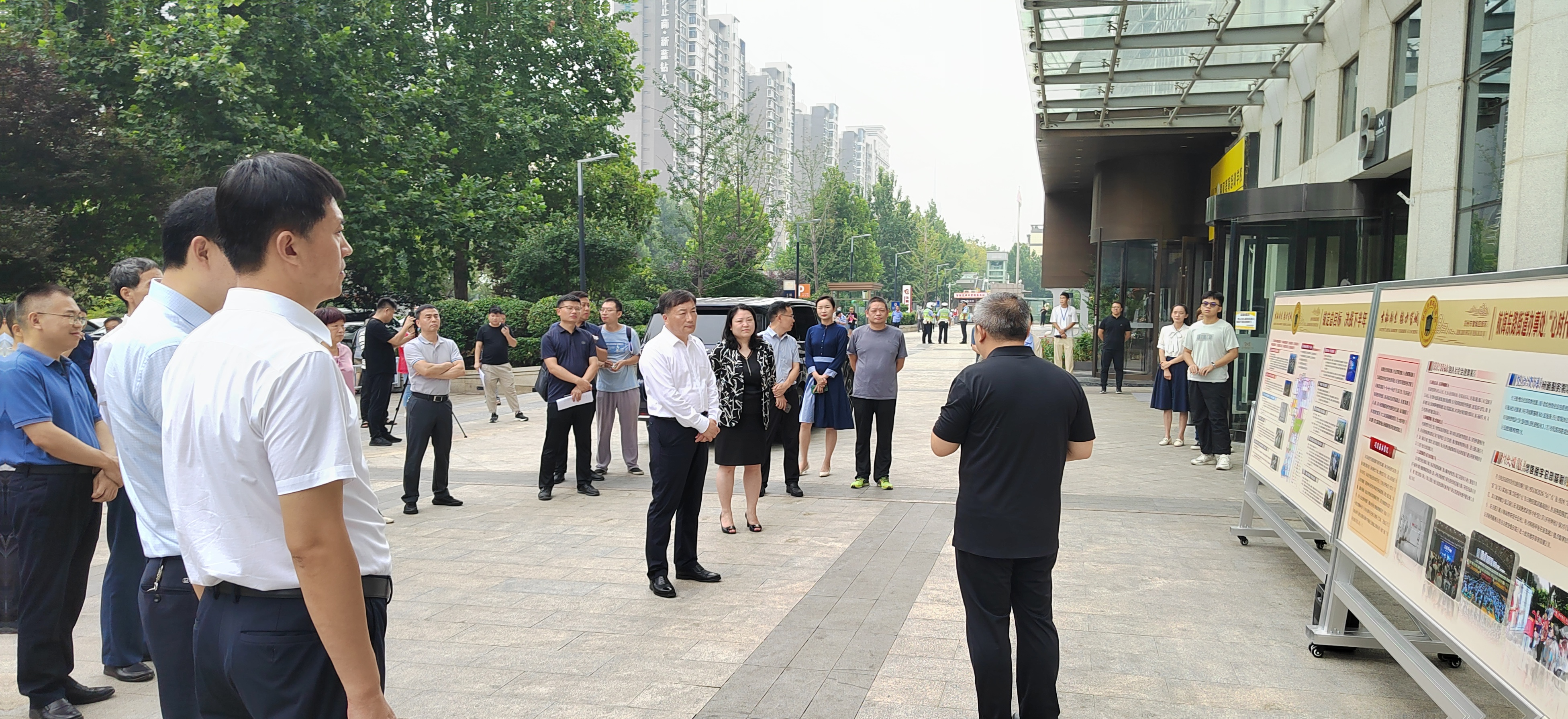 8月19日，在管城区丁晓永区长的带领下，区四大班子、社区书记等共计40多位副县级领导，莅临心时代进行调研指导工作