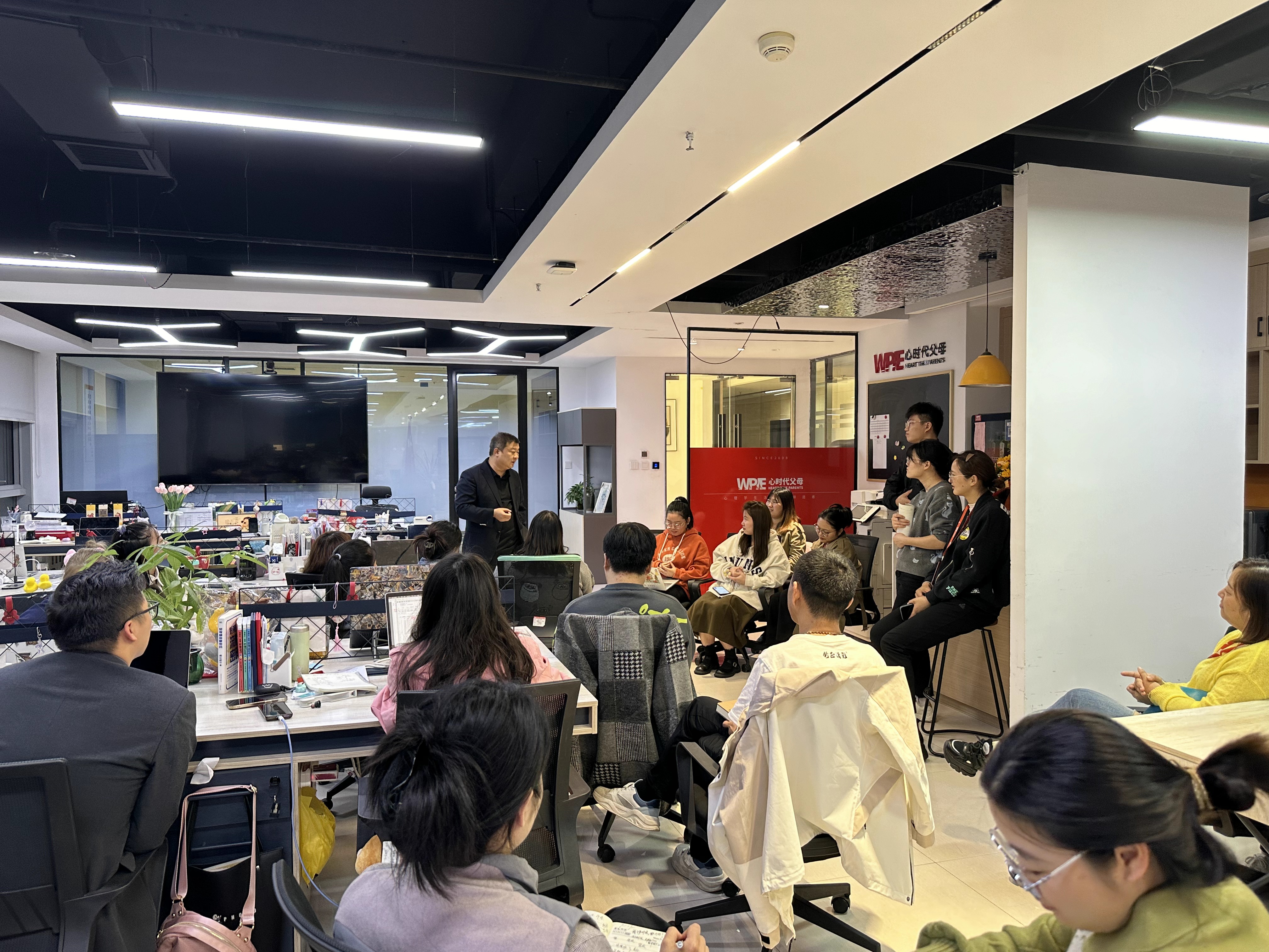 纪琼院长给营销部开会，全力以赴推动前端课程