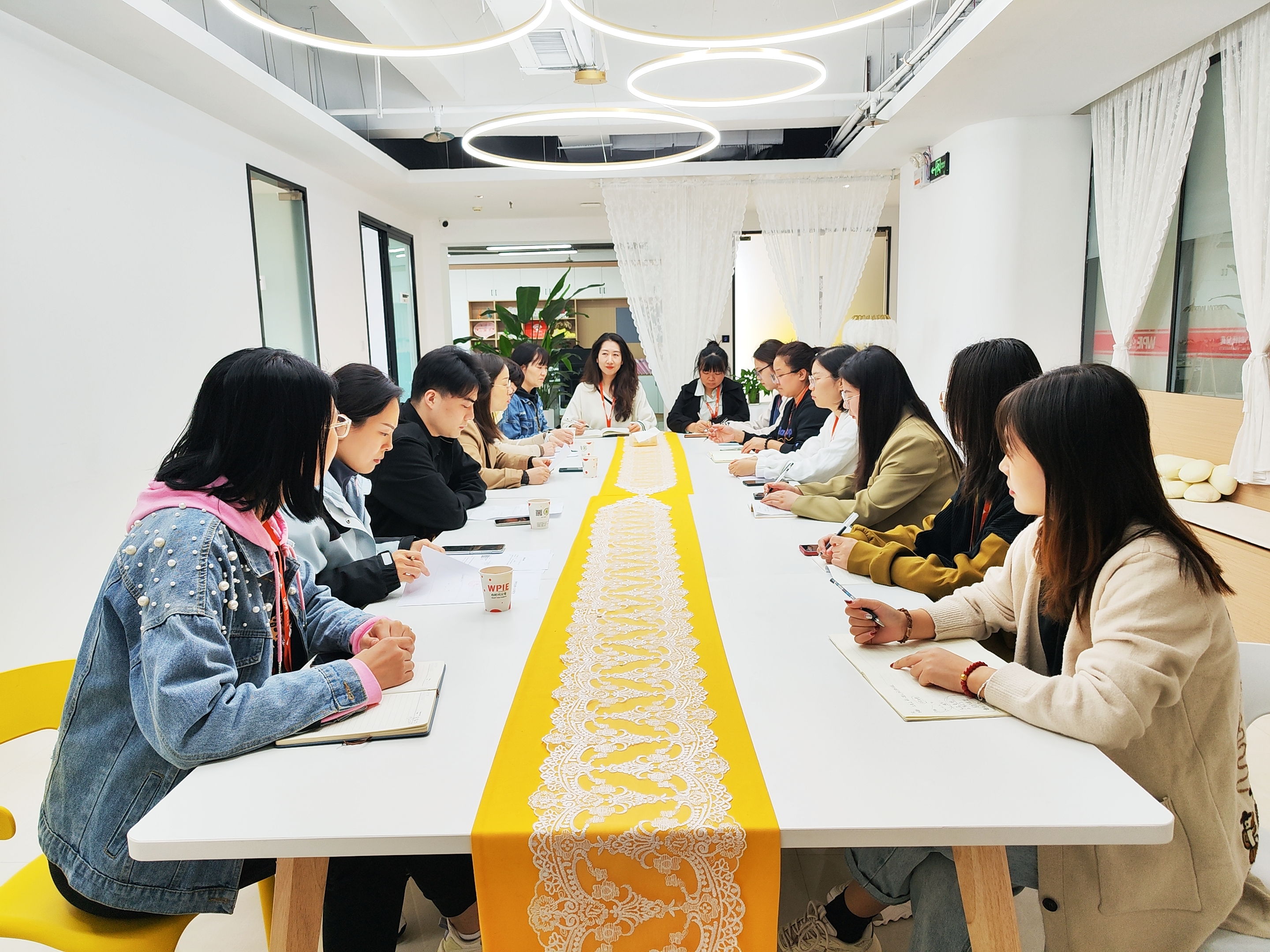 管城区妇联考察组莅临心时代，进行考察工作会议