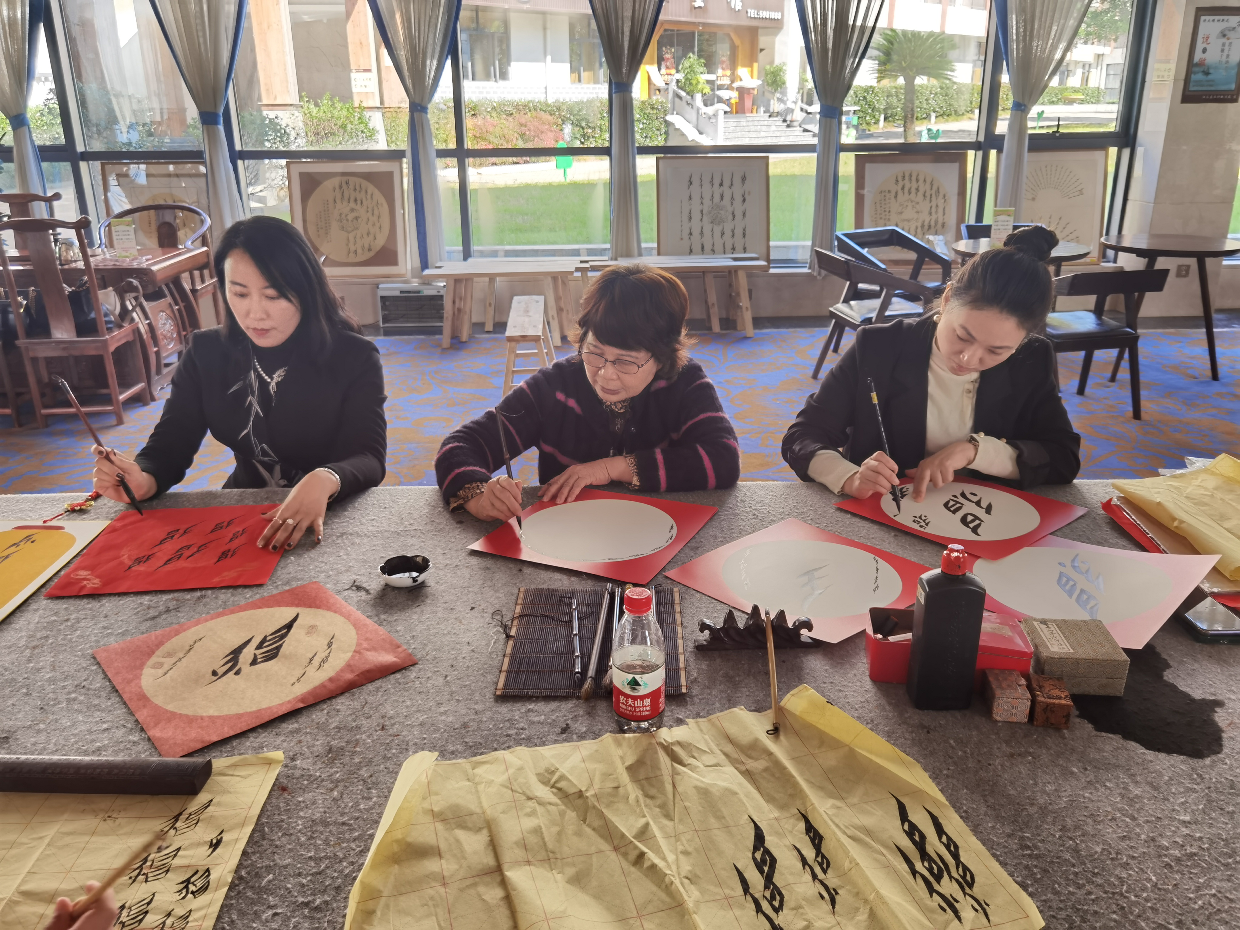 Mary老师携伙伴赴江永县女书发源地参观学习，并和《君子女》一书女书书写者何跃娟女士合影留念
