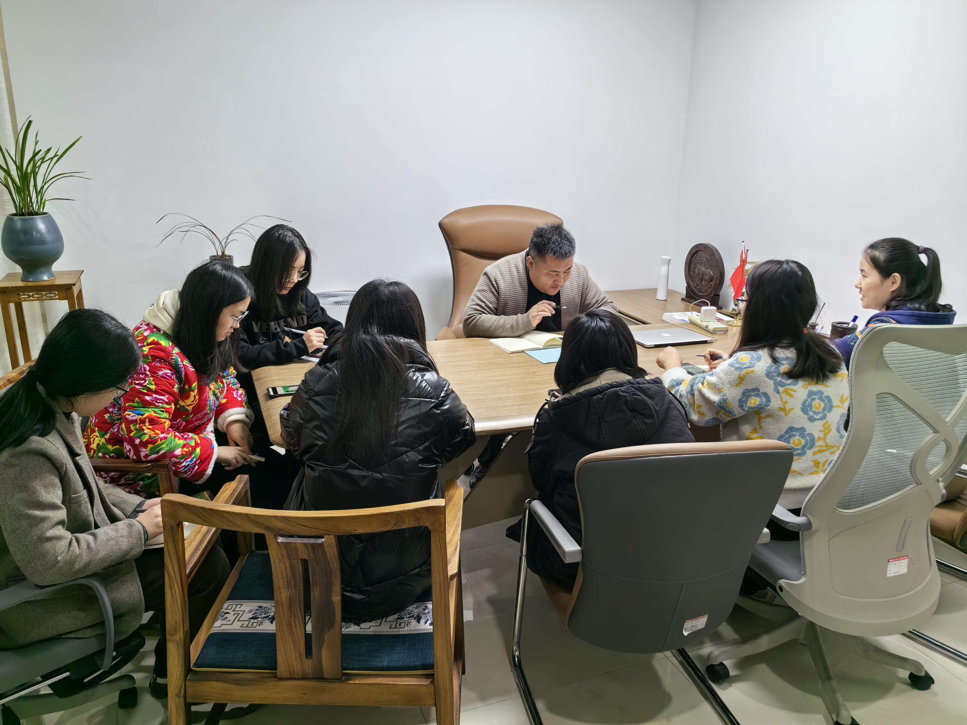 张总带领产品中心伙伴讨论纪琼院长第四本新书封面设计