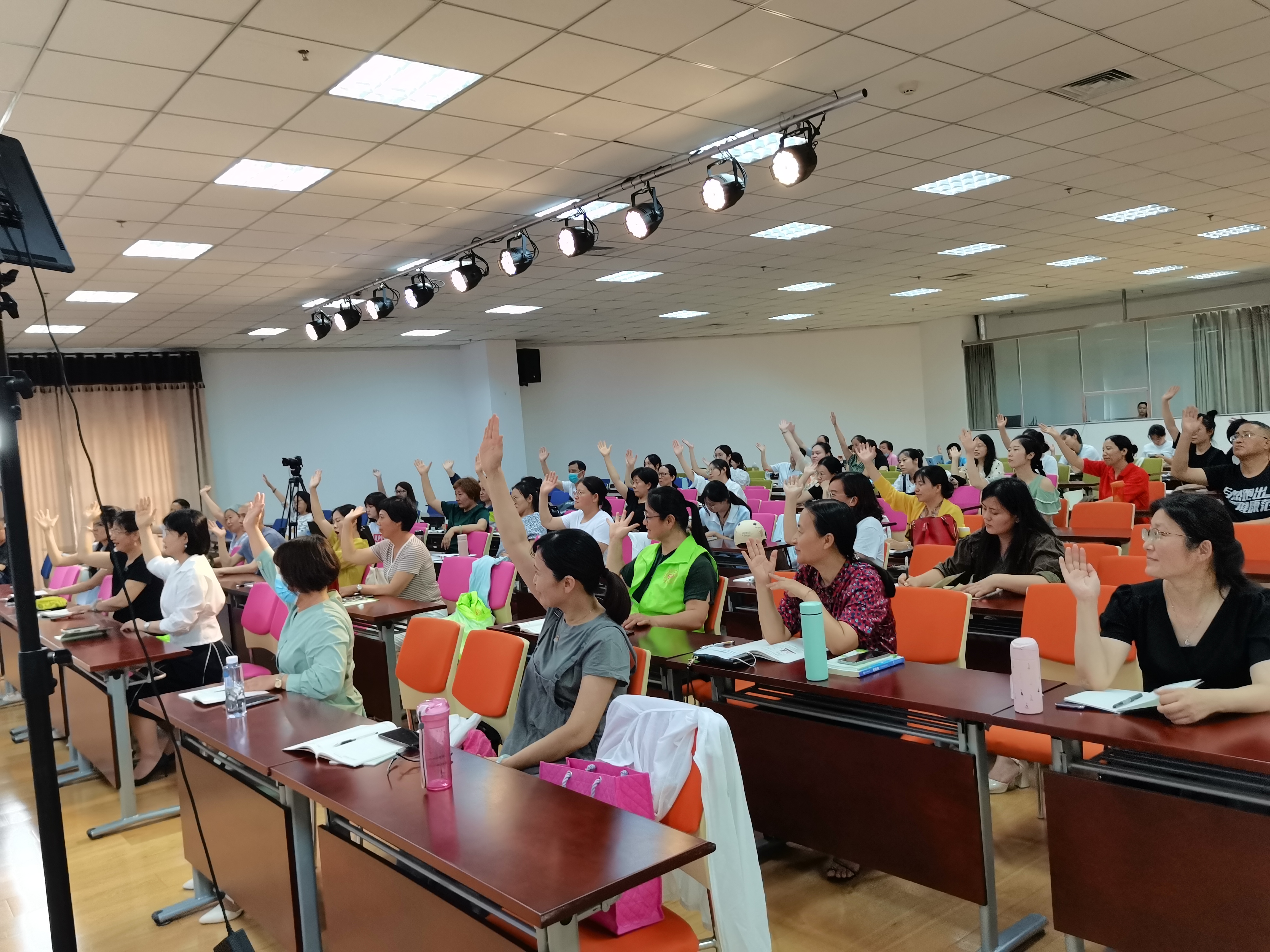 2022年6月29日王纪琼院长受邀来到新乡市青少年活动中心，为新乡市未成年人心理健康三级辅导体系师资“新老师”志愿者做培训 ——《学校心理危机预警及应对》