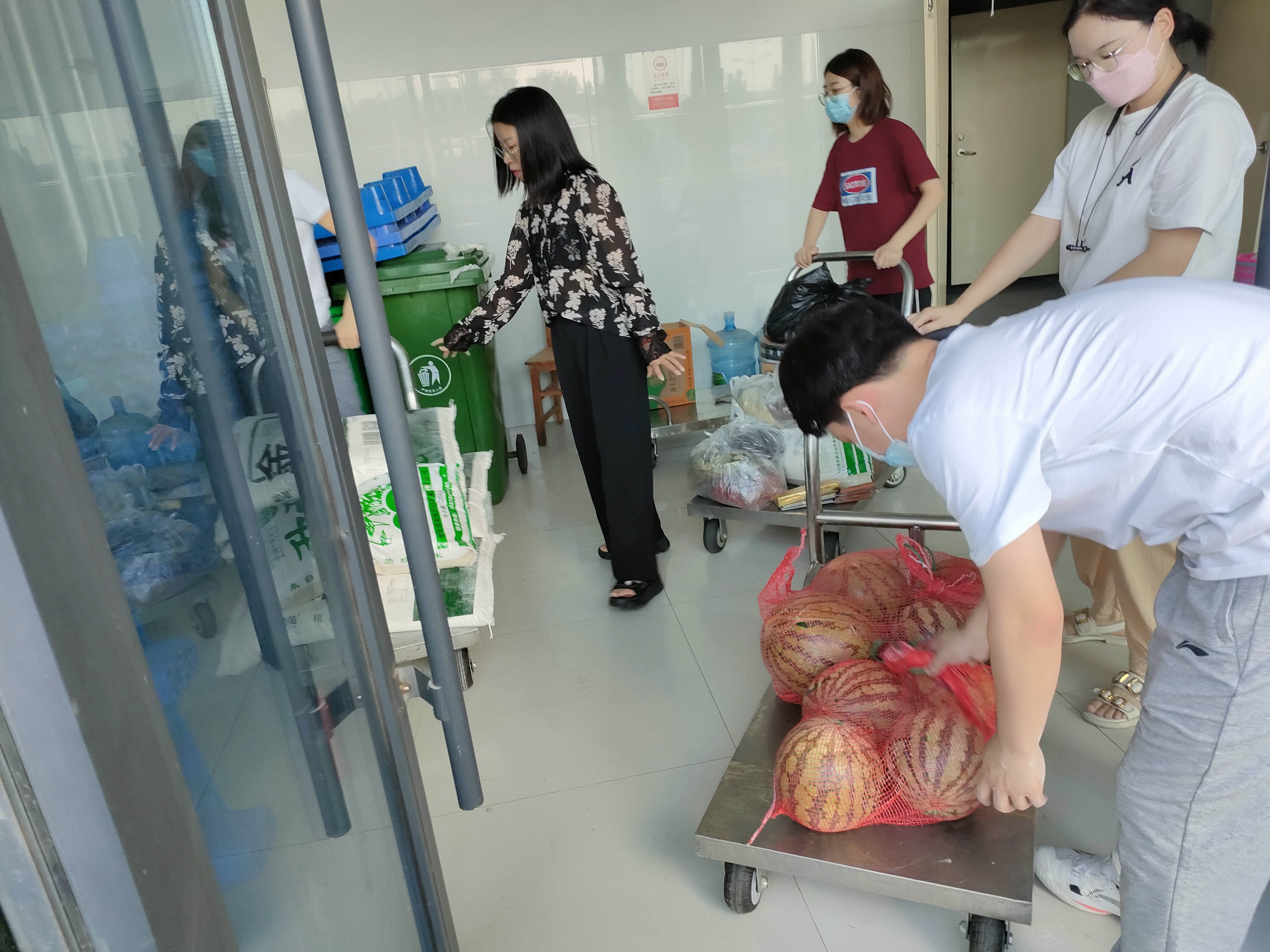 心时代的伙伴们已将预科班同学们的教室和宿舍打扫完毕，物资运送到位，做好准备，迎接即将到来的同学们！