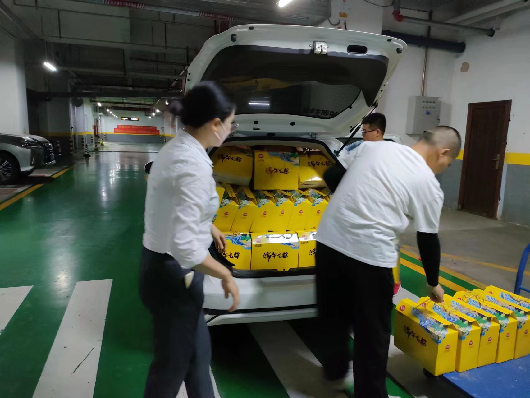 公司为员工们采购了端午节福利，大家一起帮忙从车库搬运回公司