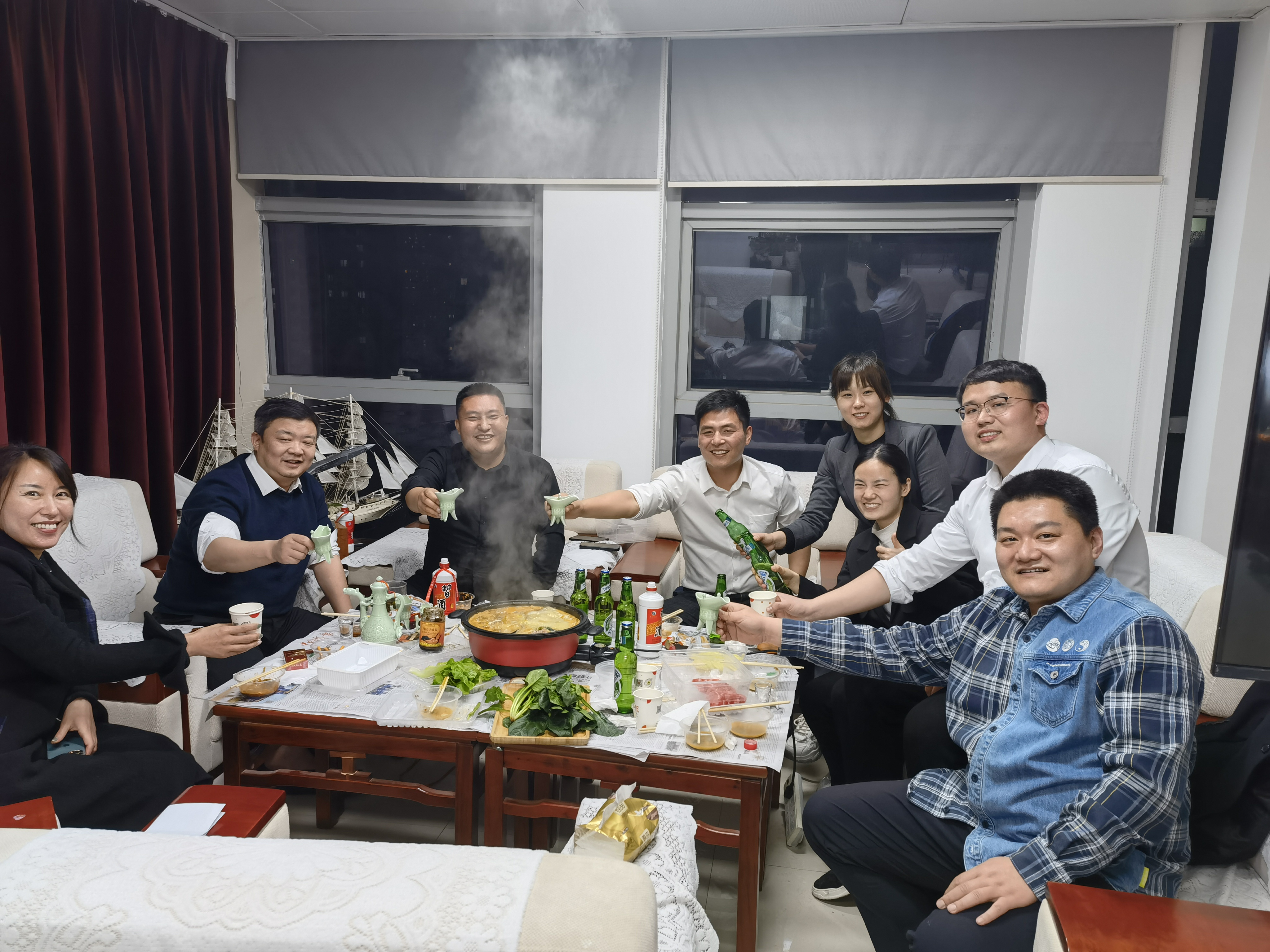 3月30日，院长、Marry老师和项目部的全体伙伴一起共进晚餐，度过了一个美好的夜晚！