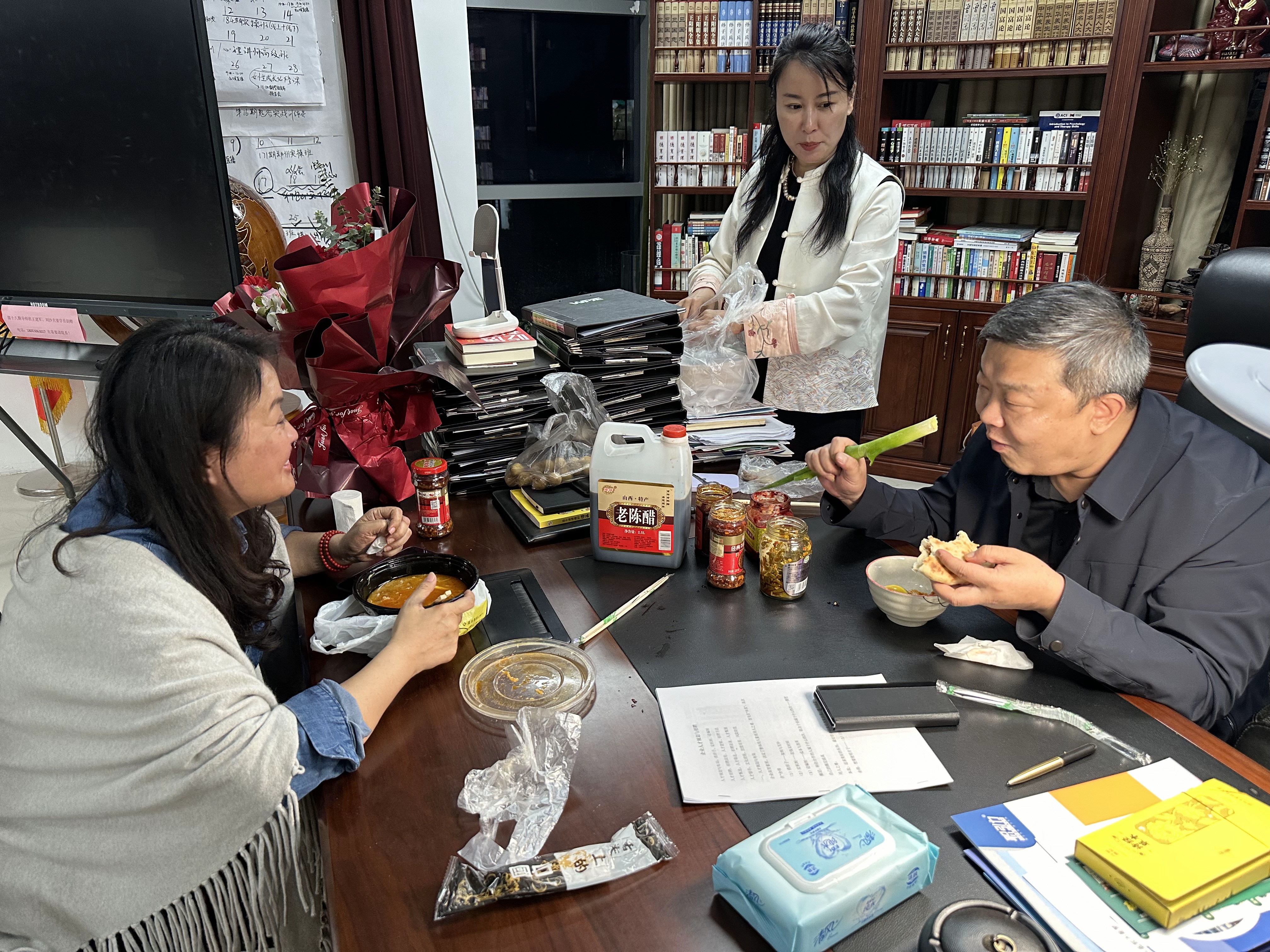 第26期导师班结束，纪琼院长和文聪导师边吃边探讨课程规划