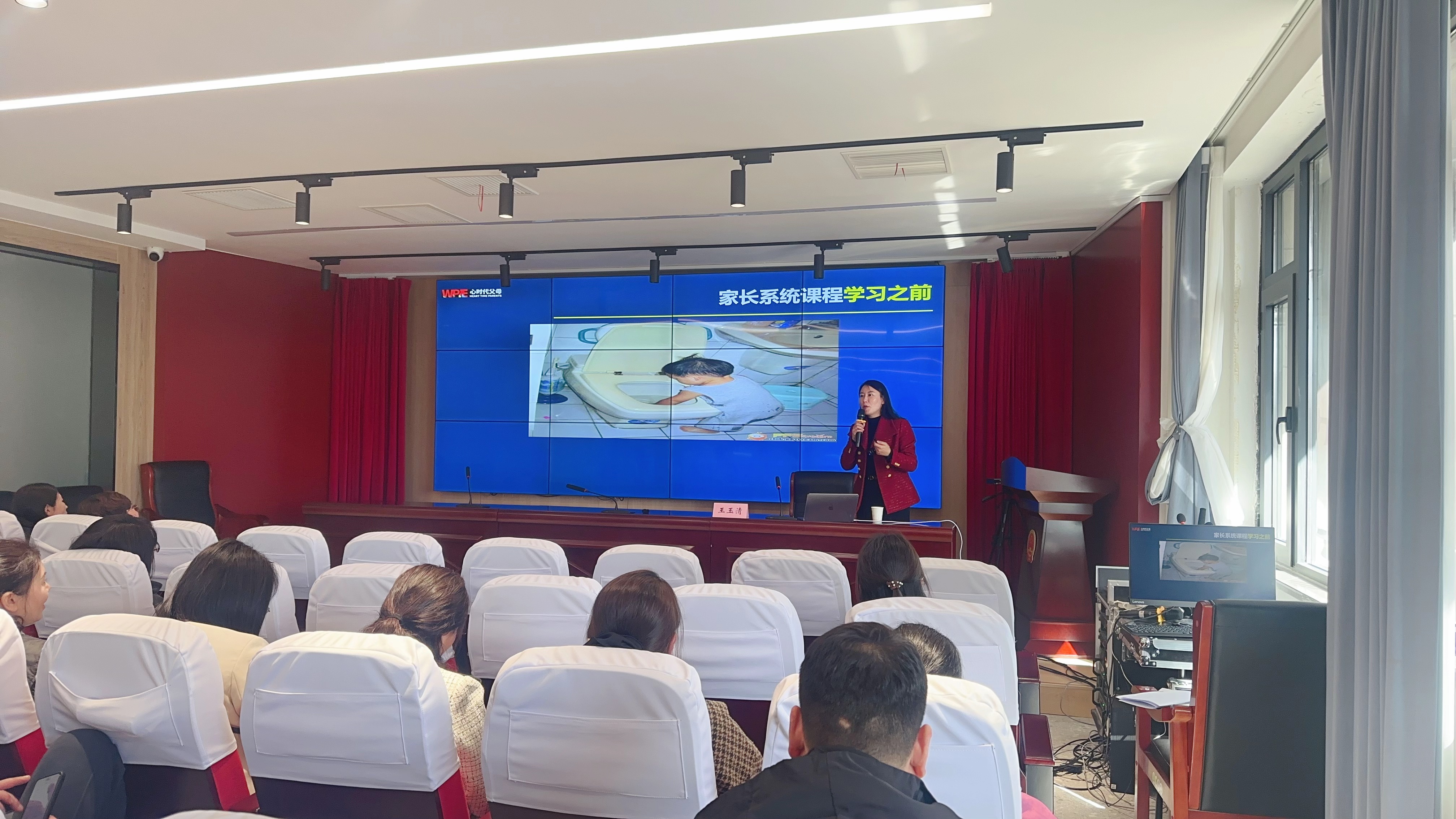 金水区人民路街道工委会报告会正在精彩进行中，150位职工代表认真听讲，为Mary老师点赞