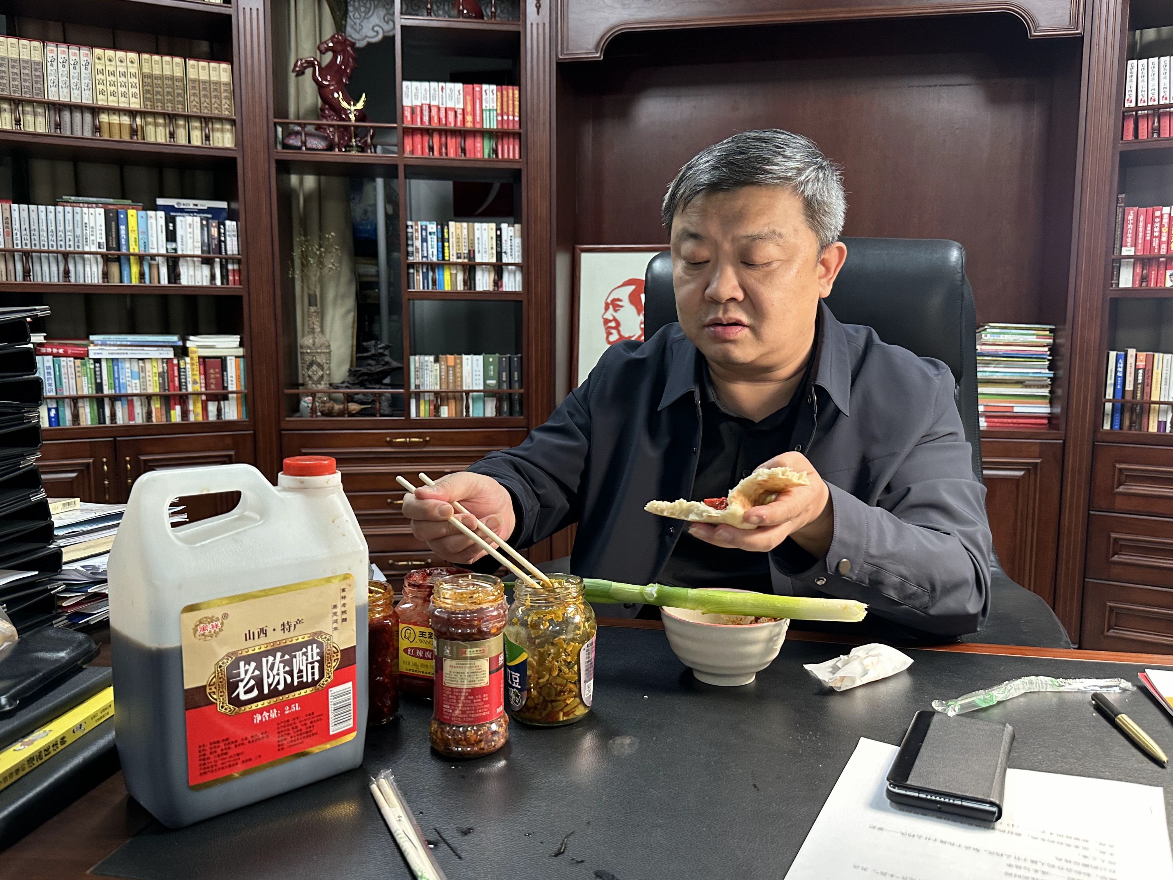 第26期导师班结束，纪琼院长和文聪导师边吃边探讨课程规划