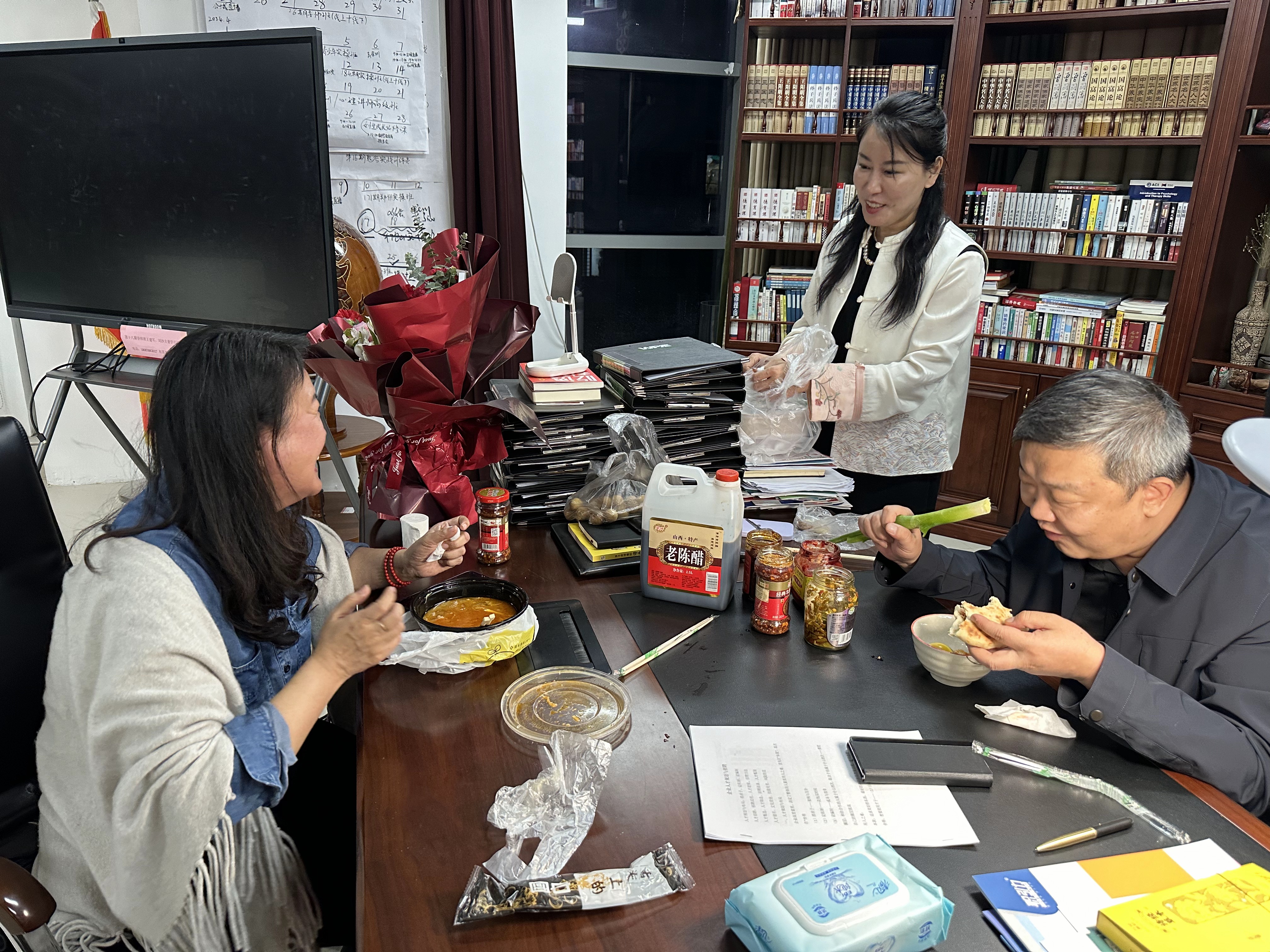 第26期导师班结束，纪琼院长和文聪导师边吃边探讨课程规划