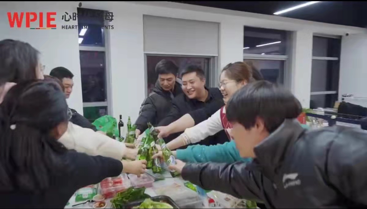 齐聚餐