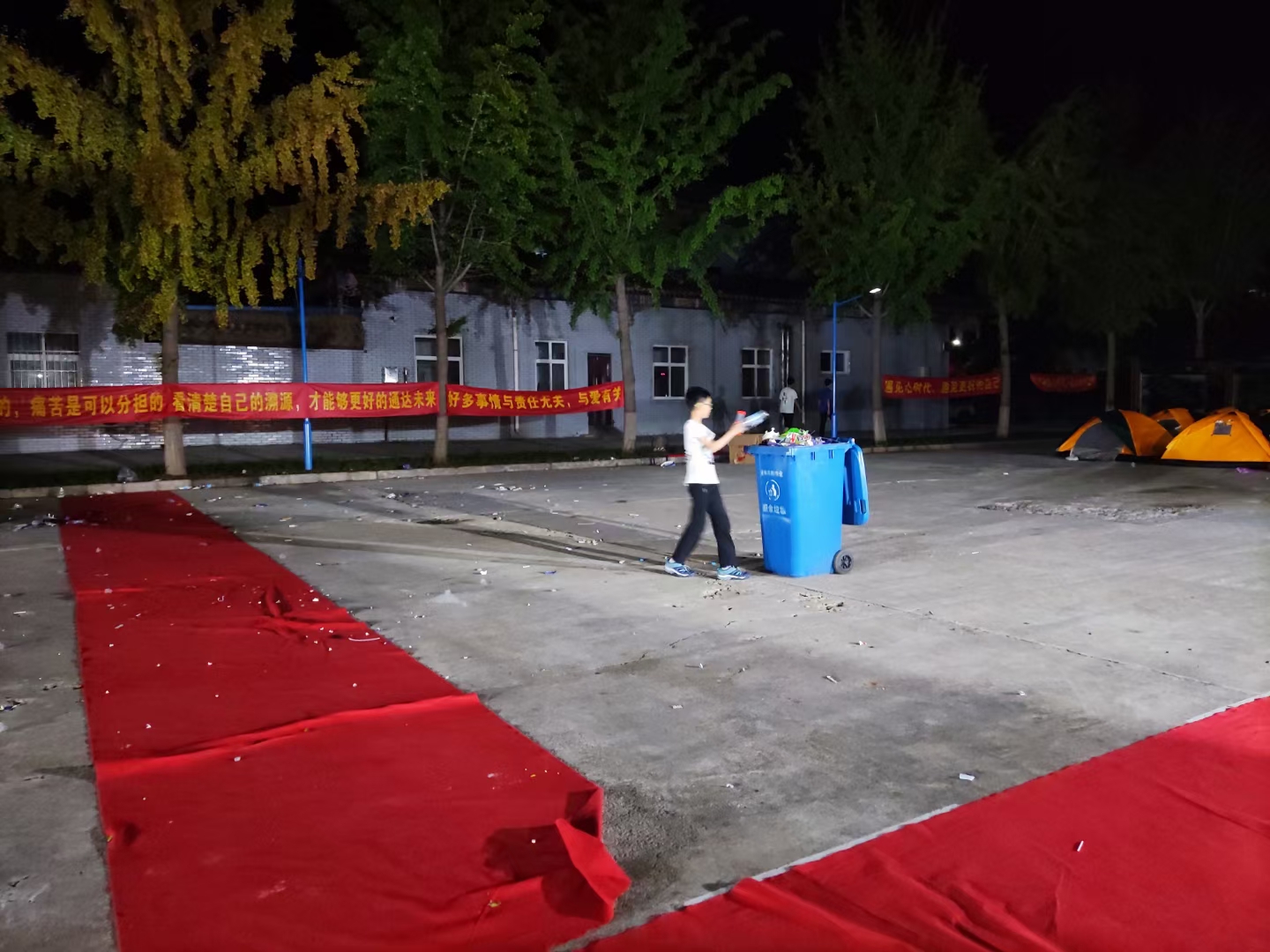 帐篷之夜