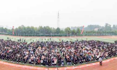 纪琼院长走进周口鹿邑县高级中学，主讲高三 2019 年 高考誓师大会，授课主题是《梦想启航，赢战高考》