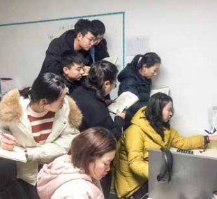 伙伴们聆听高洋老师授课视频制作的知识