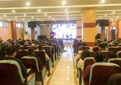 海勇导师受邀走进郑州市第四十九中学，为全体八年级家长授 课《如何科学安排孩子的寒假生活》
