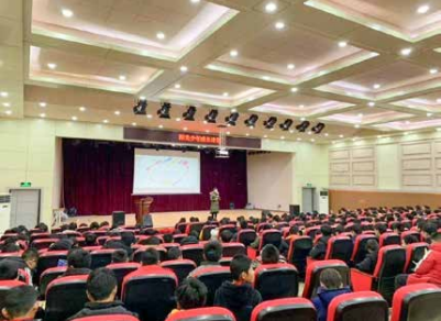 刘敏老师走进郑州阳光实验小学，  授课《认识六年级》， 全体六年级家长参加讲座。