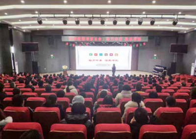 海勇导师走进郑州建业外国语中学，为九年级全体学生及家长 授课《给力中考，快乐冲刺》