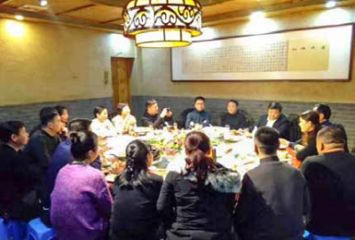  纪琼院长在平顶山，  举办第三届王氏家族家和万事兴健康促进会筹 备会。