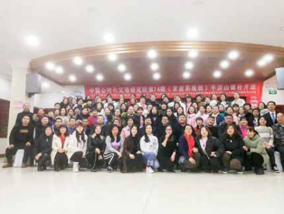 ，心时代父母第 74 期《家庭系统班》平顶山专场、第 75 期《家庭 系统班》商丘专场第二天课程，拍摄全家福。