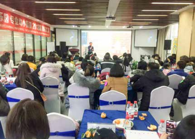 海勇导师受邀走进郑州市第四十九中学，为全体八年级家长授 课《如何科学安排孩子的寒假生活》。