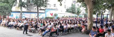  海勇老师在货栈街小学授课《家长如何配合学校做好孩 子的教育》， 1000 多位家长席地而坐，安静的听海勇老师授课，犹如沙场秋 点兵的感觉，望着一双双渴望专注的眼神，明白心时代人肩上担子的重要，任 重