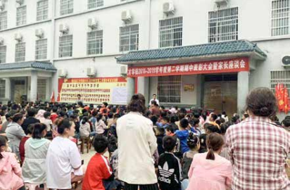 文聪老师走进中鼎翡翠幼儿园，给家长们带来一场《原生家庭与 亲子关系》的主题讲座。