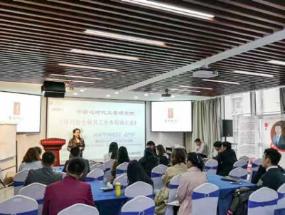  纪琼院长到港湾路小学做志愿者