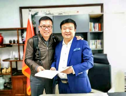 纪琼院长讲师班学生和舅舅一起来到心时代父母办公室，商讨科技产品的上市推广。