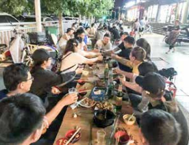  纪琼院长在扬光烧烤举行心时代父母小伙伴们的聚餐