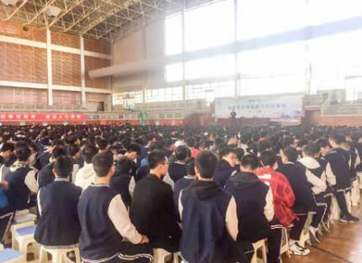 王海勇导师受邀走进郑州十一中， 为高一高二全体师生授课《高 中生心理健康与生涯规划》