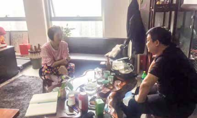 纪琼院长给吴老师讲解学习课程设计技巧