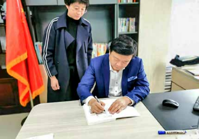 纪琼院长讲师班学生和舅舅一起来到心时代父母办公室，商讨科技产品的上市推广。