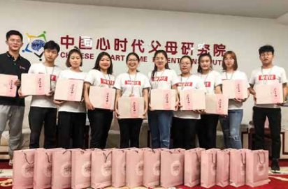 纪琼院长给全体伙伴准备中秋节礼品