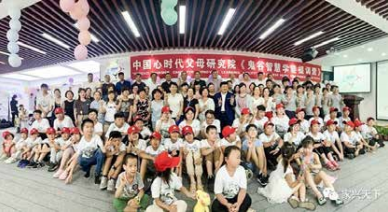 纪琼院长在河南广播电视大学为 100 多位骨干教师讲解《心理健康教育培养培训》的课程