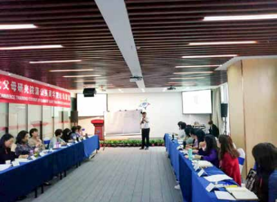 纪琼院长为蒲公英学员们授课《心时代父母蒲公英商学院培训课程》。