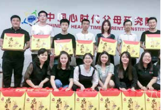 心时代父母高层领导给伙伴们分发端午节礼品