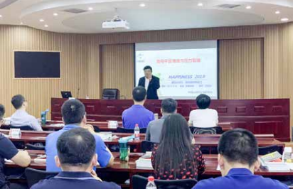 纪琼院长对国家电网河南省电力公司检修公司的全部高层， 授课《领导干部情绪与压力管理》