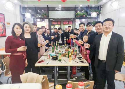  第 188 期线下主题沙龙《搞定沟通、搞定一切》精彩开讲中！ 全体伙伴和纪琼院长在郑州聚餐