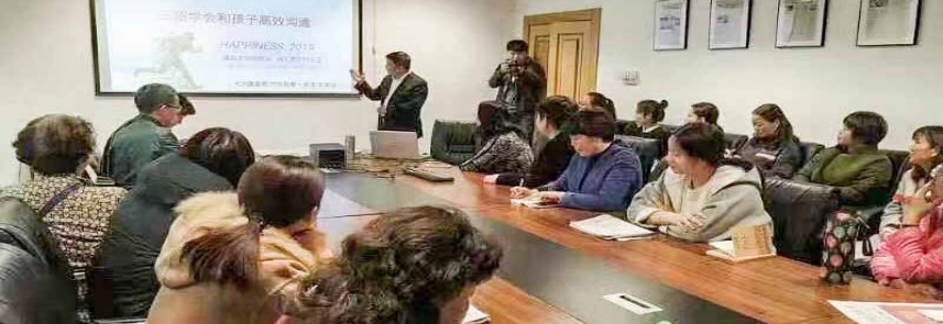 纪琼院长受邀走进河南日报报业集团大河健康报，为优秀读者代表进行《齐家智慧课堂——三招学会和孩子高效沟通》主题讲座