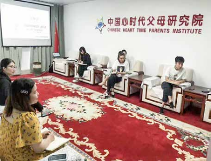 为了夏令营的成功举行，纪琼院长在贵宾接待室再一次召开了《夏令营筹备会》
