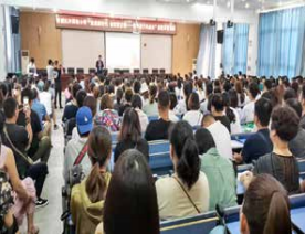 纪琼院长走进管城外国语小学，分别给一年级 1-7 班和 8-13 班学生授课《如何帮助孩子尽快适应小学生活》
