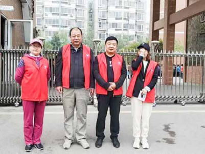  纪琼院长到港湾路小学做志愿者