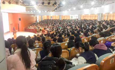 靳育辉老师受邀走进郑州市第十一中学，为 11 中高一全体女生 500 余人授课。