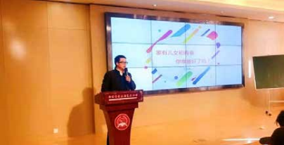 海勇导师受邀走进金水区艺术小学，  为六年级 200 余名家长授课《家有儿女初青春，你准备好了吗》