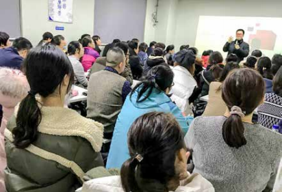 海勇导师受邀走进郑州升学家机构，为初高中家长授课《亲子关系与学习动力》