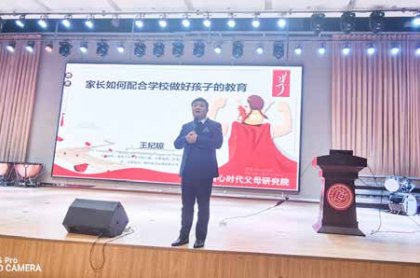 伙伴们在一楼拍摄采访视频，纪琼院长走进郑州市管城回族区回 民中学授课《家长如何配合学校做好孩子的教育》