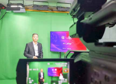 曲高峰老师来到心时代父母录制线上课程