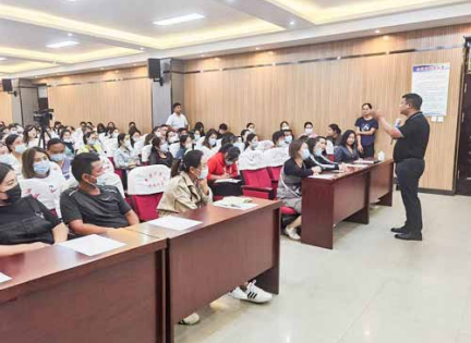 王纪琼院长受邀为新乡市平原新区滨湖小学全体家长老师做培训！