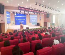 纪琼院长受邀走进郑东新区众意路小学，给全体新生家长做 《爱与规则的平衡艺术》主题培训